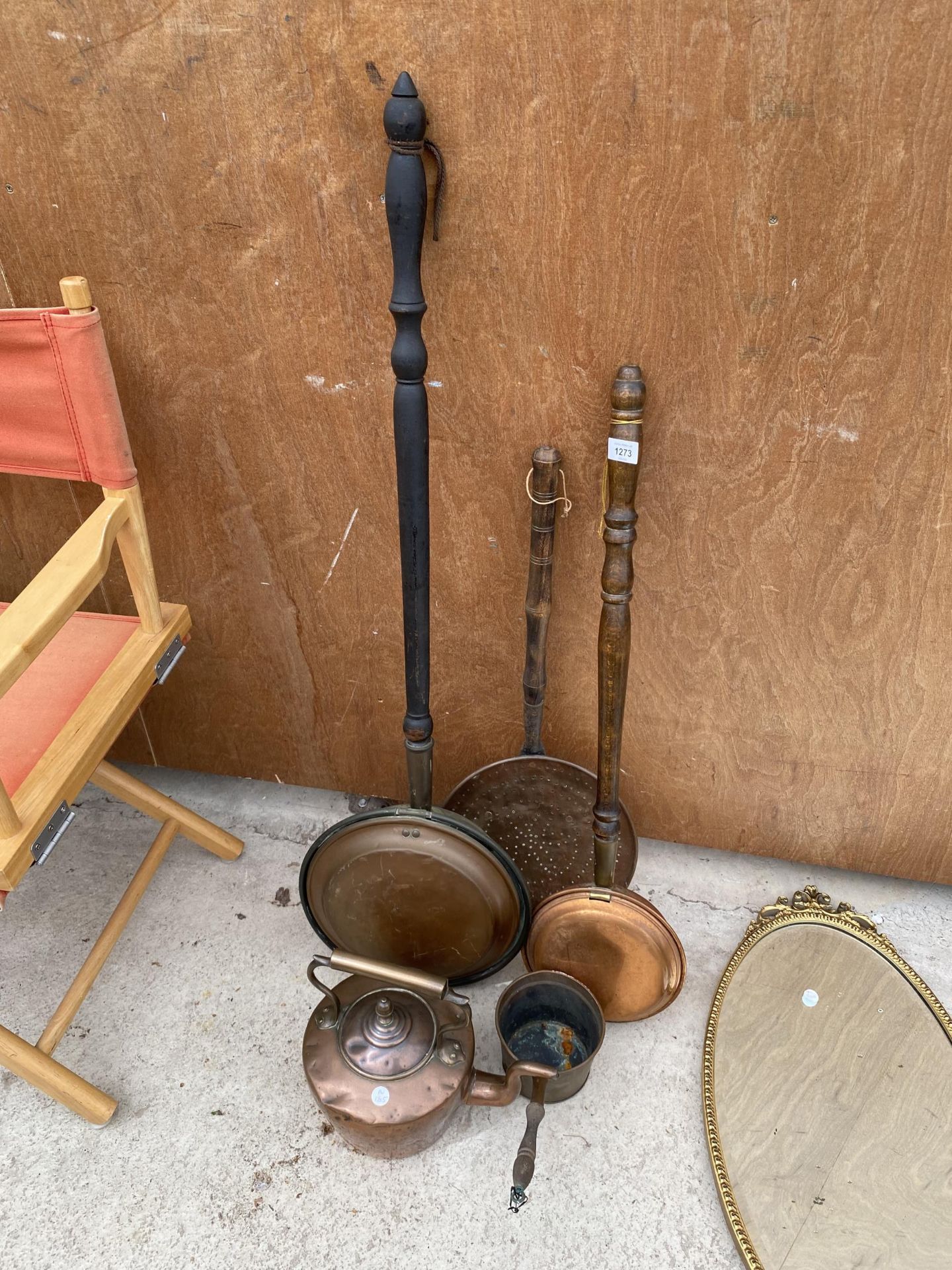 AN ASSORTMENT OF COPPER ITEMS TO INCLUDE TWO BED WARMING PANS, A KETTLE AND A MILK PAN ETC