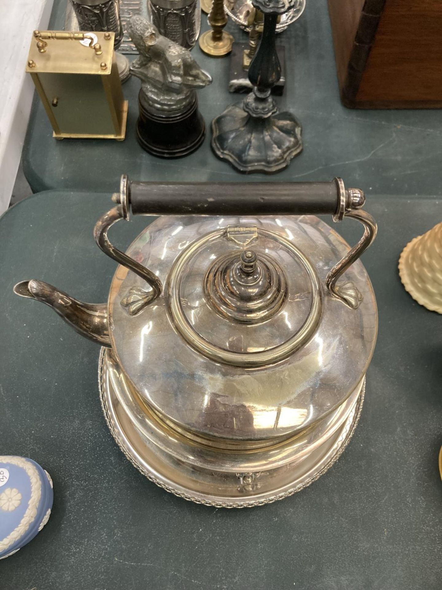 A SILVER PLATED SPIRIT KETTLE ON A TRAY - Image 2 of 4