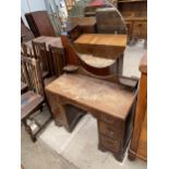 A MID 20TH CENTURY WALNUT DRESSING TABLE