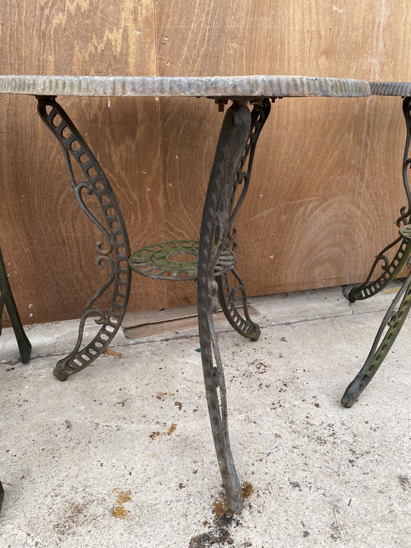 A VINTAGE CAST IRON BISTRO TABLE FOR RESTORATION - Image 2 of 4