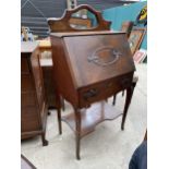 AN EARLY 20TH CENTURY OAK BUREAU WITH MIRROR-BACK ON OPEN BASE 25.5" WIDE