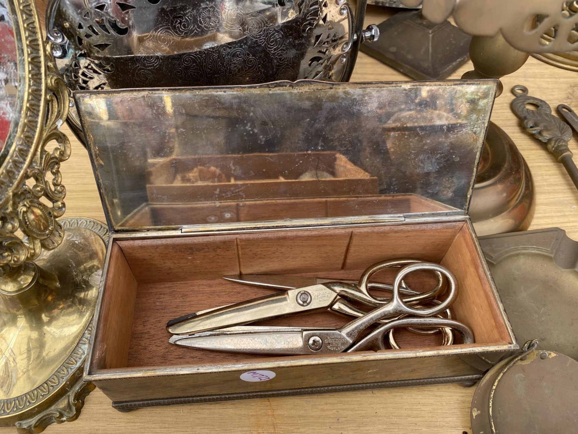 A LARGE ASSORTMENT OF BRASS AND COPPER ITEMS TO INCLUDE A COPPER COAL BUCKET, A BRASS JUG AND - Image 6 of 6