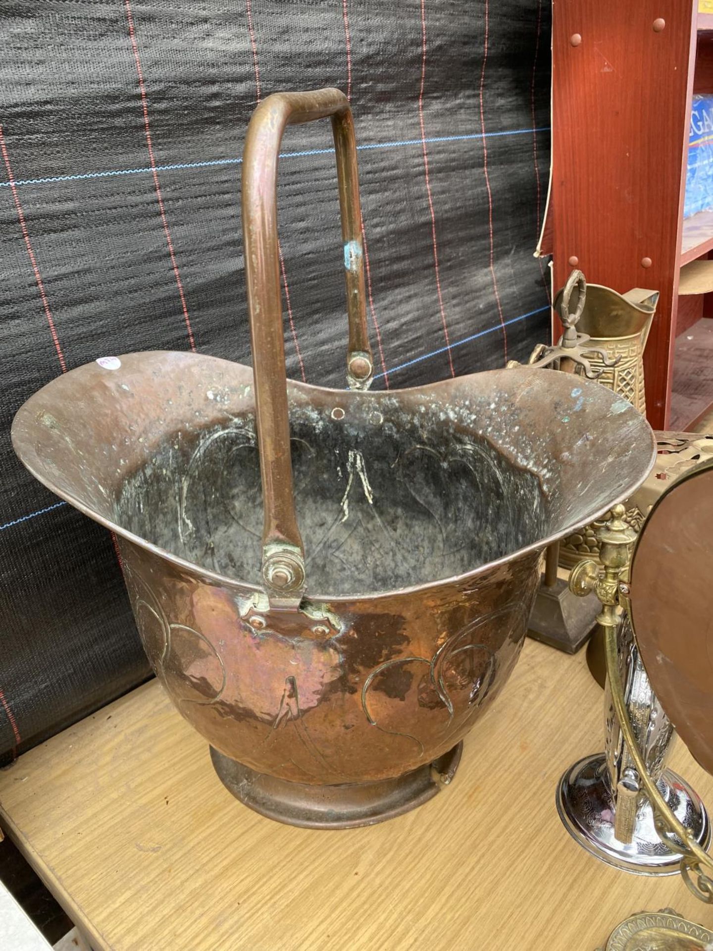 A LARGE ASSORTMENT OF BRASS AND COPPER ITEMS TO INCLUDE A COPPER COAL BUCKET, A BRASS JUG AND - Image 4 of 6