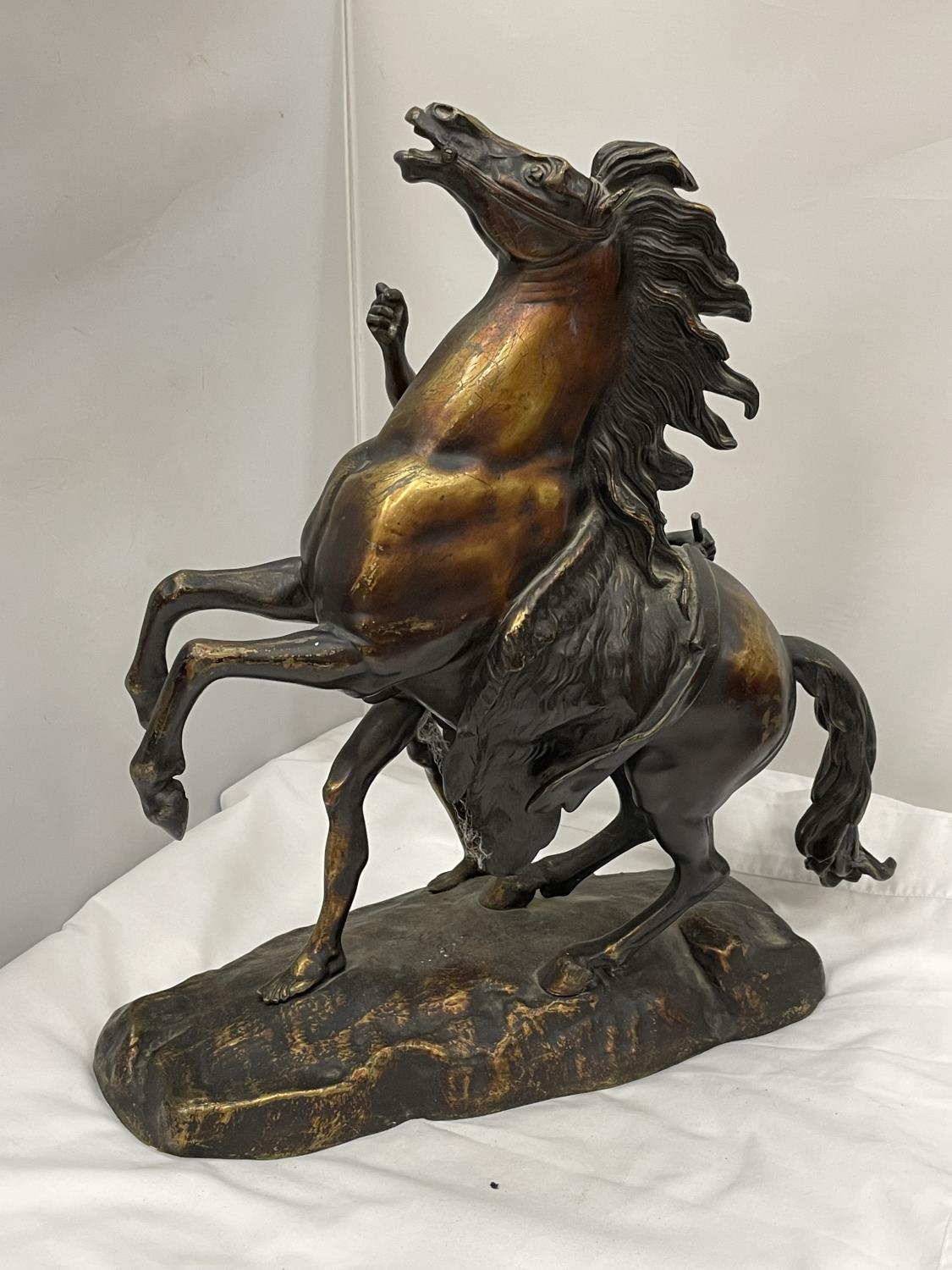 A BRONZE STATUE IN THE MANNER OF GUILLAUME COUSTOU CHEVAL DE MARLY HEIGHT 50CM - Image 5 of 6