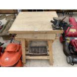 A WOODEN WORK BENCH WITH A BENCH VICE