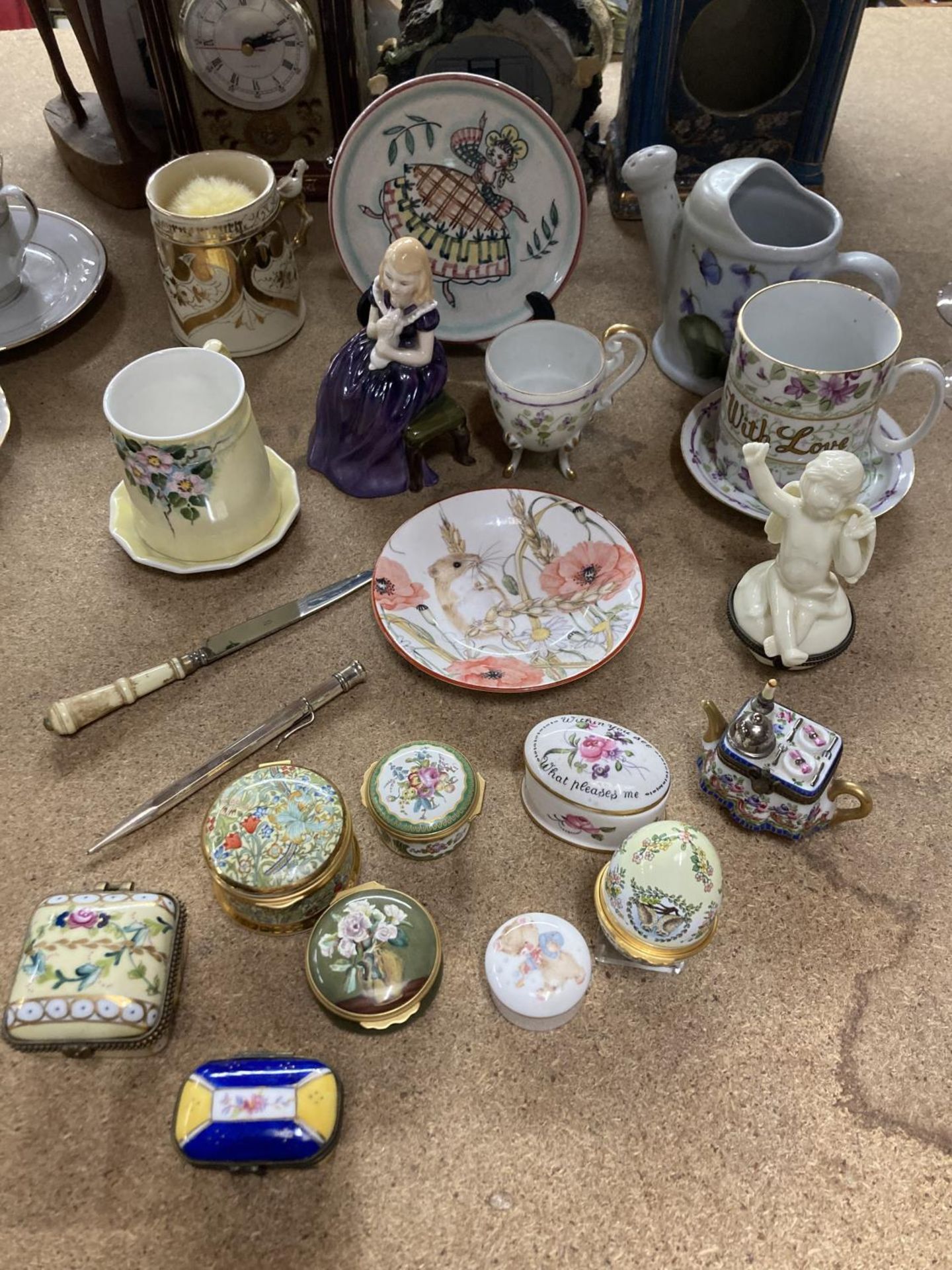 A QUANTITY OF CHINA PILL BOXES TO INCLUDE KROMER, LIMOGES, PLUS A ROYAL DOULTON 'AFFECTION', PIN
