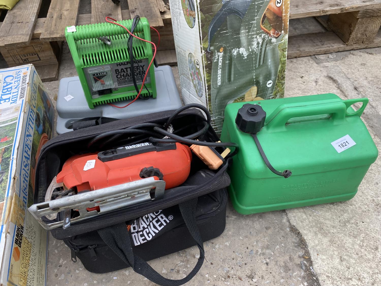 AN ASSORTMENT OF TOOLS TO INCLUDE A BLACK AND DECKER JIGSAW, A BATTERY CHARGER AND A HEDGE TRIMMER - Image 2 of 8