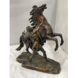 A BRONZE STATUE IN THE MANNER OF GUILLAUME COUSTOU CHEVAL DE MARLY HEIGHT 50CM