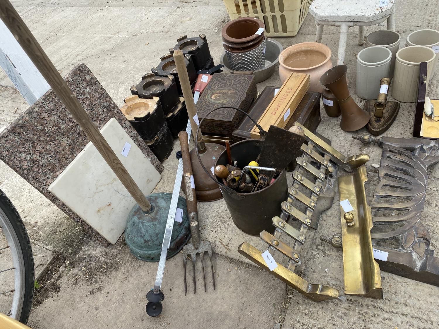 A LARGE ASSORTMENT OF ITEMS TO INCLUDE COPPER POSSERS, BRASS FIRE ITEMS AND A STOOL ETC - Image 2 of 10