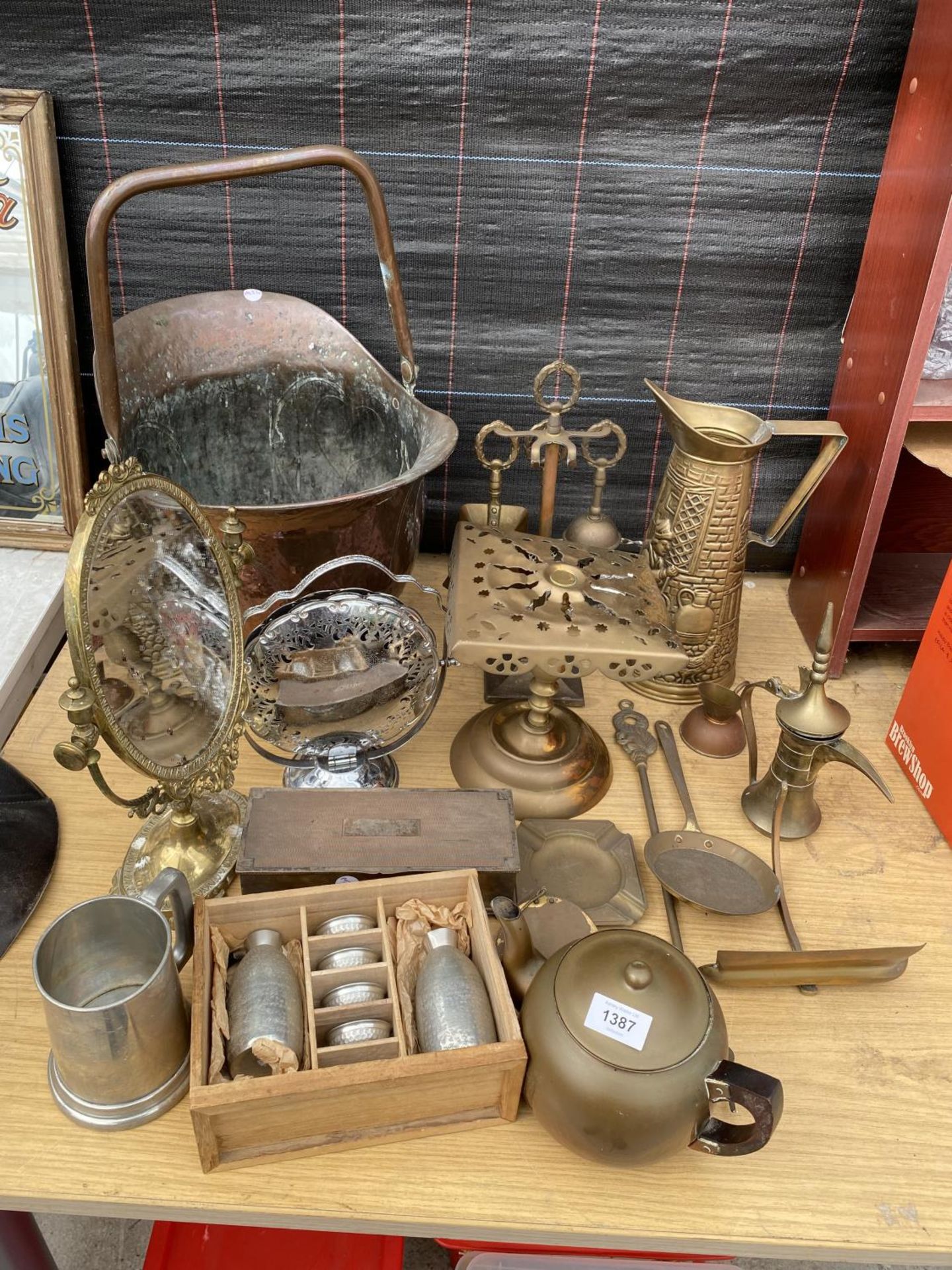 A LARGE ASSORTMENT OF BRASS AND COPPER ITEMS TO INCLUDE A COPPER COAL BUCKET, A BRASS JUG AND