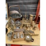 A LARGE ASSORTMENT OF BRASS AND COPPER ITEMS TO INCLUDE A COPPER COAL BUCKET, A BRASS JUG AND