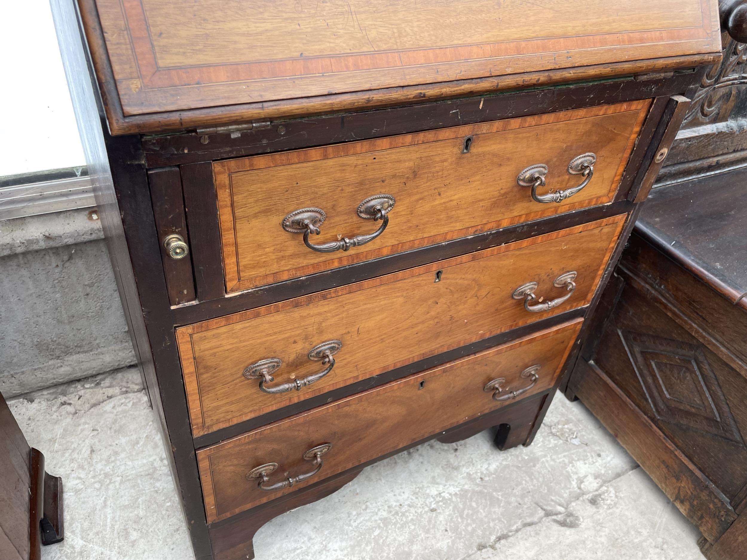 AN EDWARDIAN MAHOGANY CROSSBANDED AND SHELL INLAID BUREAU, 24" WIDE - Image 4 of 6