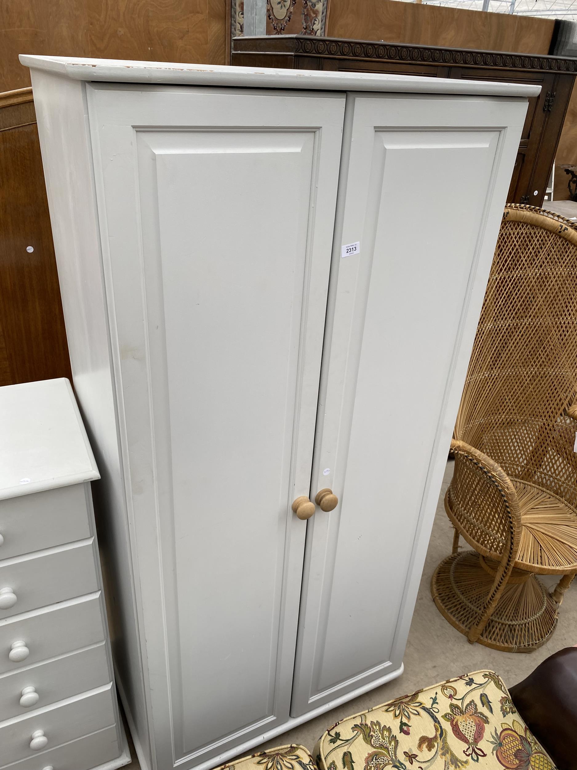 A MODERN TWO-DOOR PAINTED WARDROBE AND CHEST OF DRAWERS - Image 3 of 5