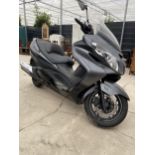 A SUZUKI BURGMAN 400CC SCOOTER, 14000 MILES, MOT TILL OCTOBER 2022. A FILE OF RELATED PAPERWORK TO