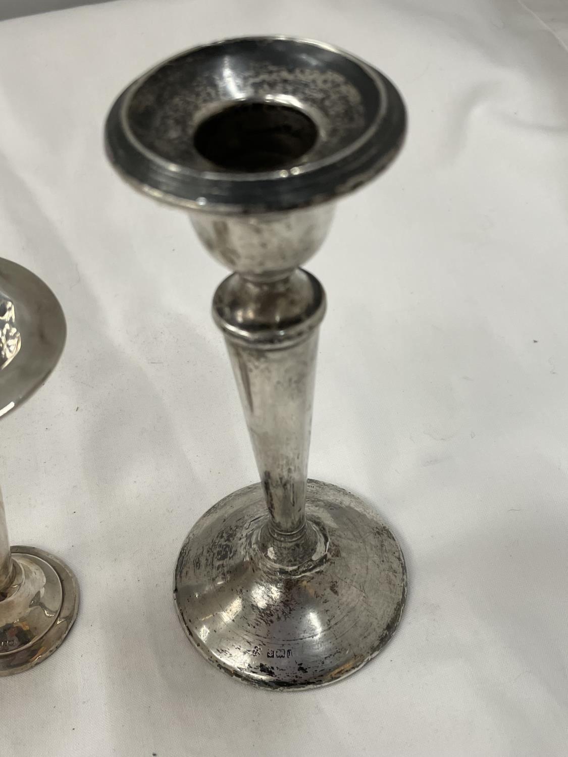 THREE HALMARKED BIRMINGHAM SILVER ITEMS TO INCLUDE A CANDLESTICK AND A PAIR OF BUD VASES - Image 2 of 6