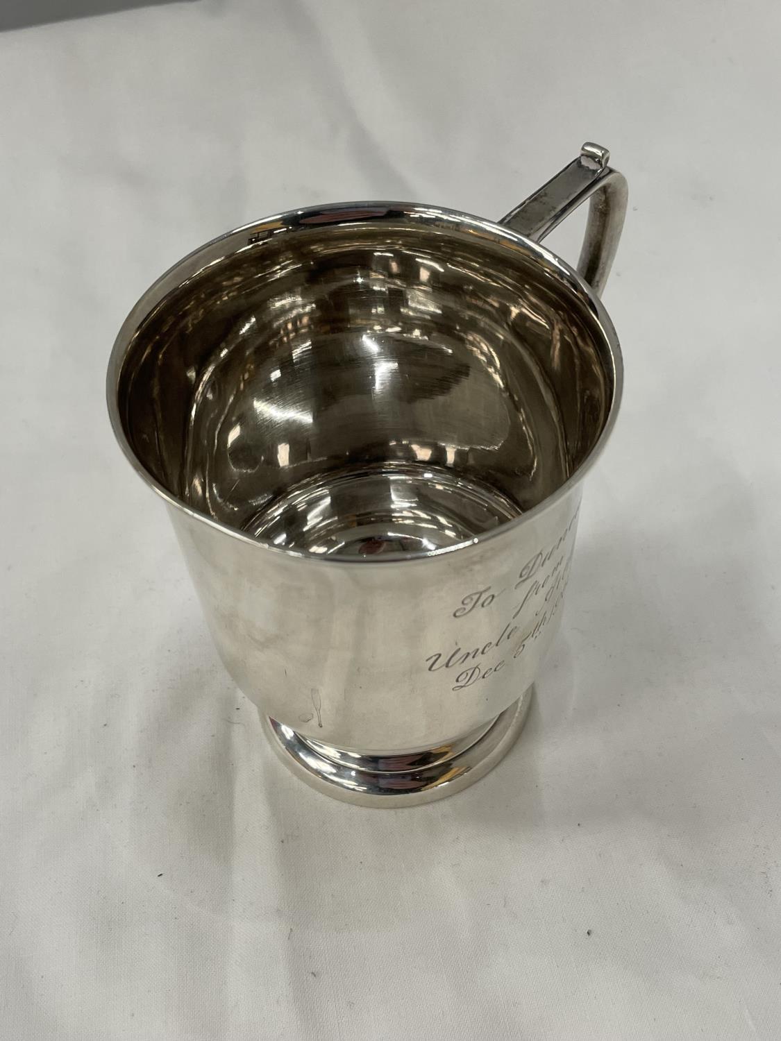 A HALLMARKED BIRMINGHAM SILVER TANKARD ENGRAVED GROSS WEIGHT 158 GRAMS - Image 4 of 5