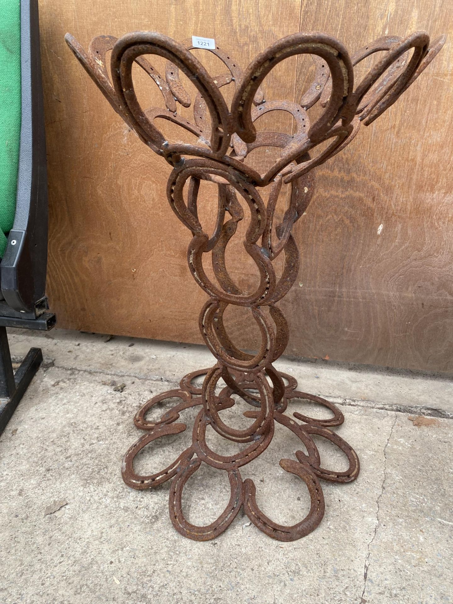 A DECORATIVE PLANTER FORMED FROM HORSE SHOES - Image 2 of 3