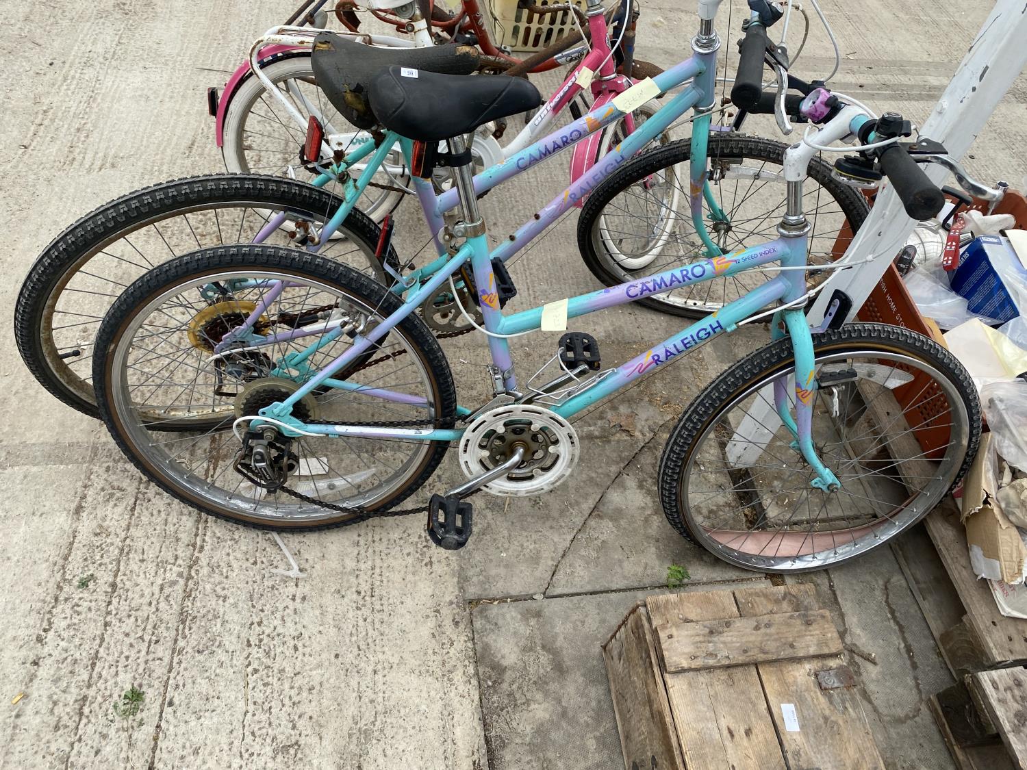 A COLLECTION OF CHILDRENS BIKES AND BIKE PARTS - Image 3 of 5