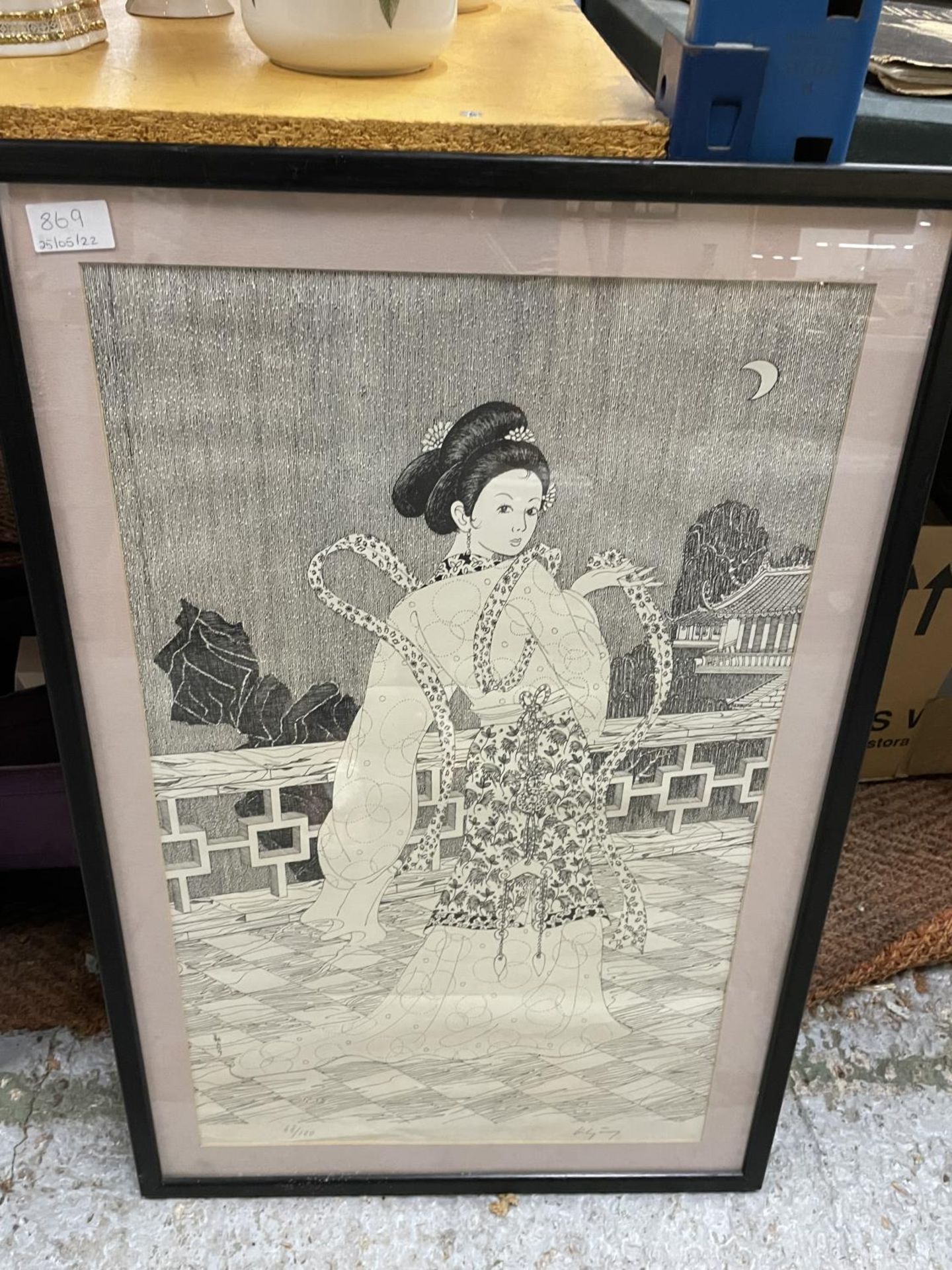 A SIGNED LIMITED EDITION 68/100 PRINT OF AN ORIENTAL LADY 50CM X 75.5CM