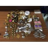 A QUANTITY OF COSTUME JEWELLERY TO INCLUDE CLIP ON EARRINGS, PIERCED EARRINGS, NECKLACE,