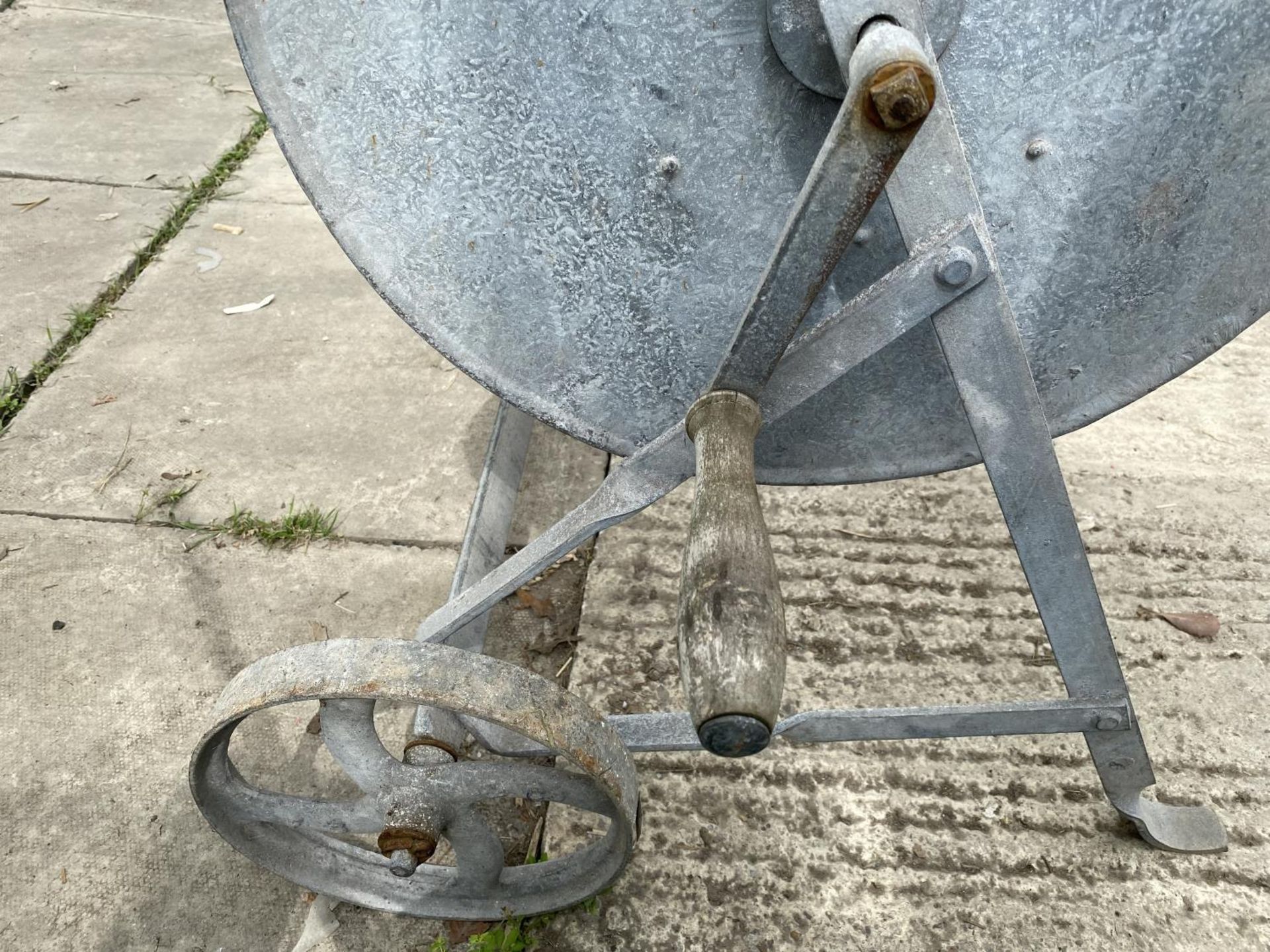 A VINTAGE GALVANISED CABLE REEL ON WHEELS - Image 3 of 3