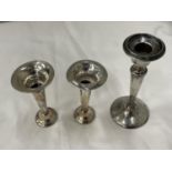 THREE HALMARKED BIRMINGHAM SILVER ITEMS TO INCLUDE A CANDLESTICK AND A PAIR OF BUD VASES