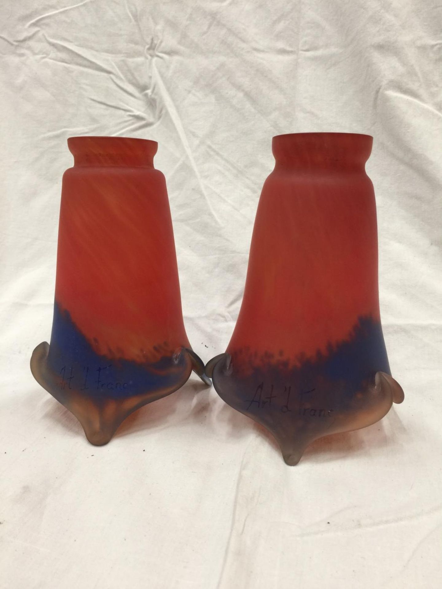 A PAIR OF ORANGE AND PURPLE ART GLASS SHADES SIGNED ART D'FRANS HEIGHT 18CM
