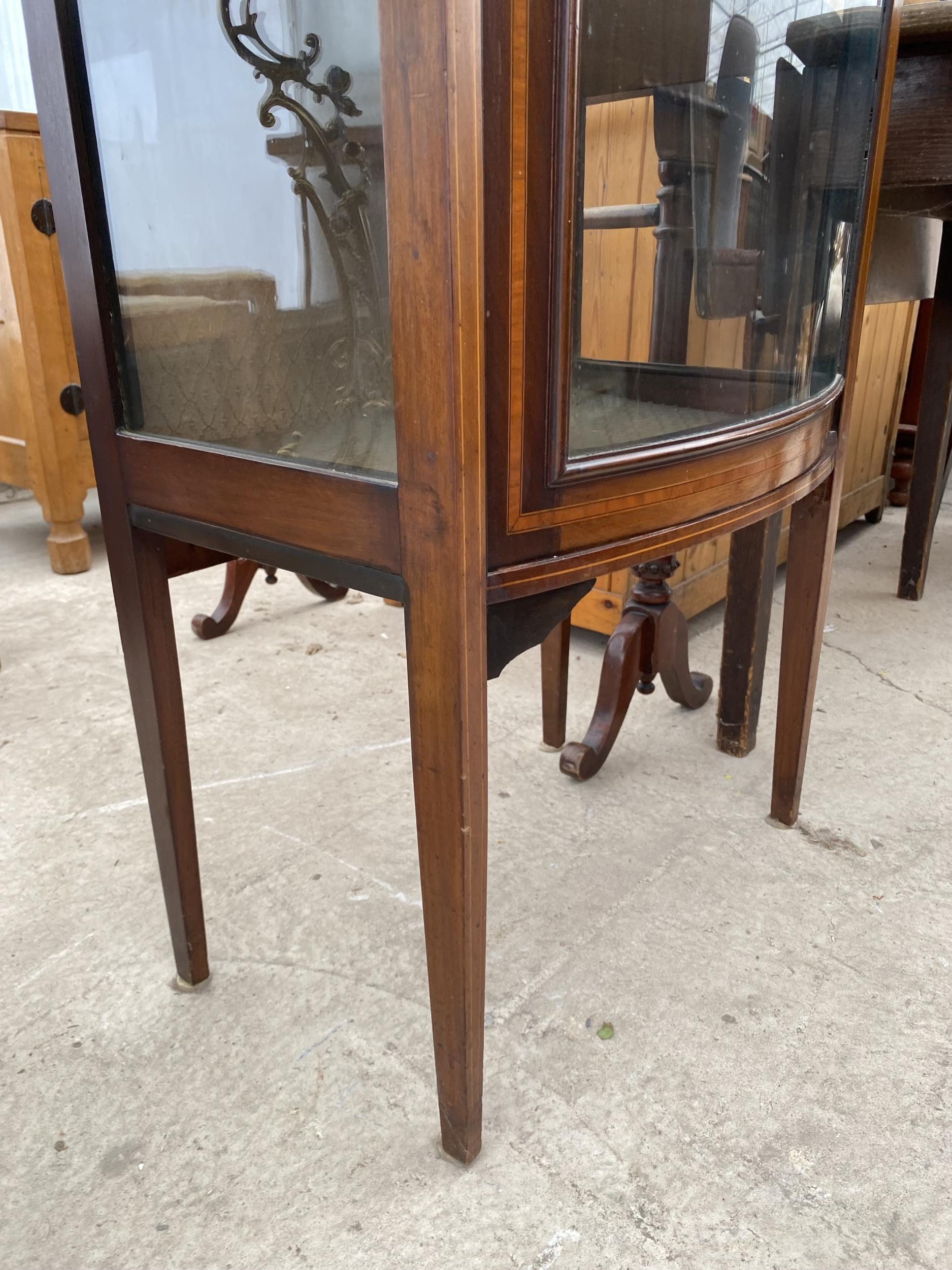 AN EDWARDIAN MAHOGANY AND INLAID BOWFRONTED DISPLAY CABINET, 23" WIDE - Image 4 of 7