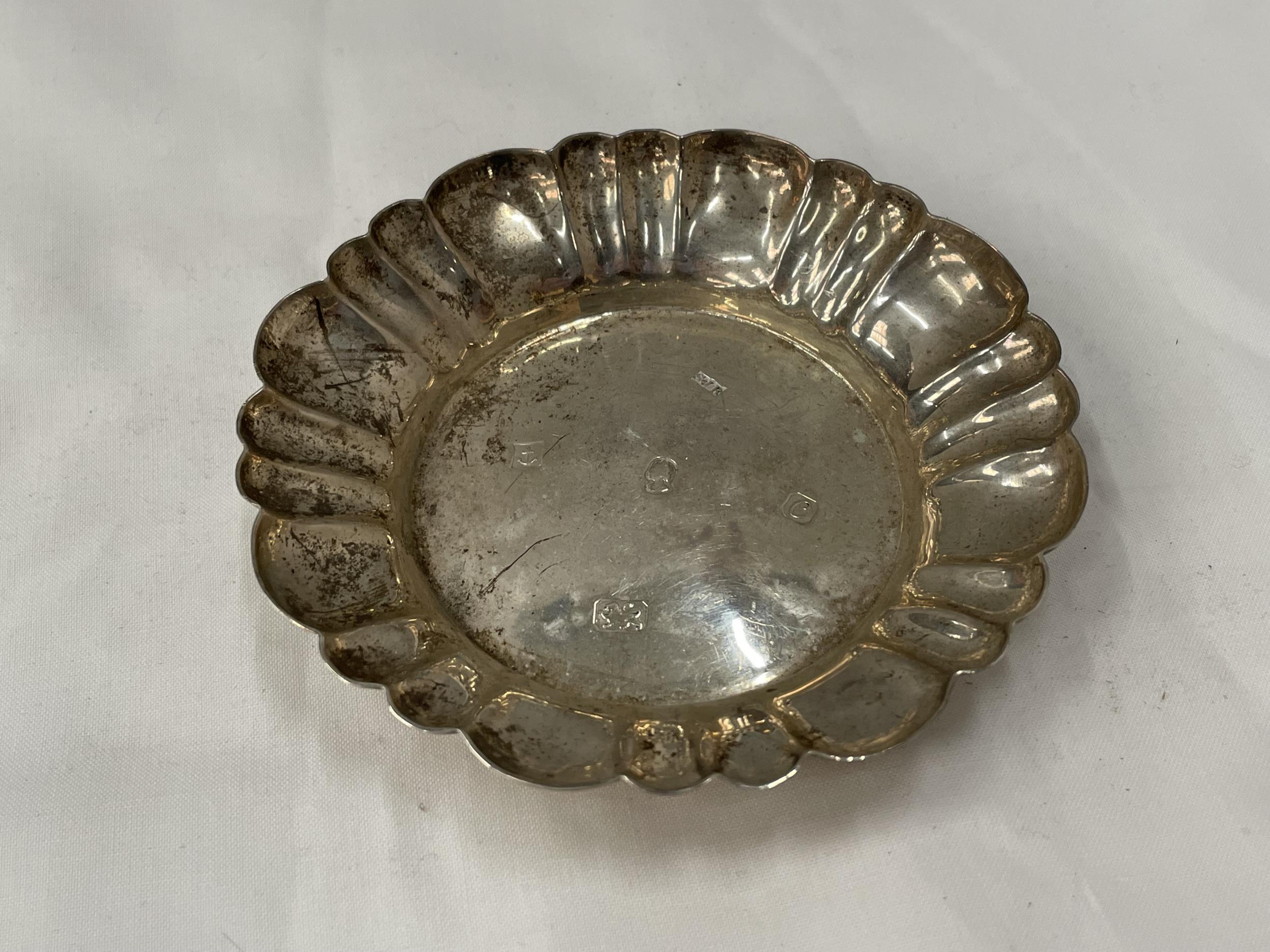 A HALLMARKED BIRMINGHAM SILVER PIN DISH 11CM DIAMETER GROSS WEIGHT 76 GRAMS