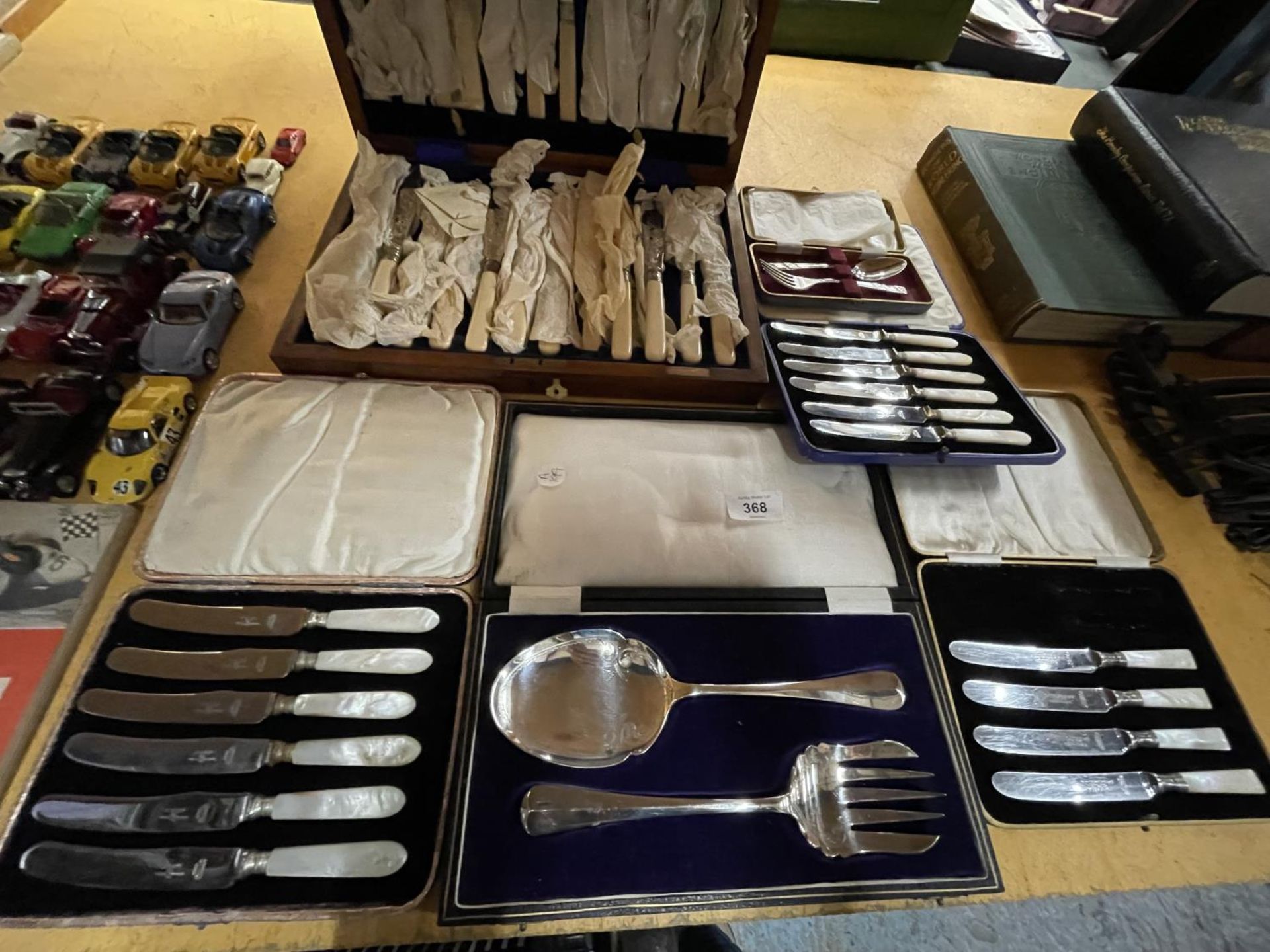 A LARGE AMOUNT OF CASED FLATWARE TO INCLUDE SILVER PLATED SERVING SETS AND SHEFFIELD STAINLESS STEEL - Image 2 of 3