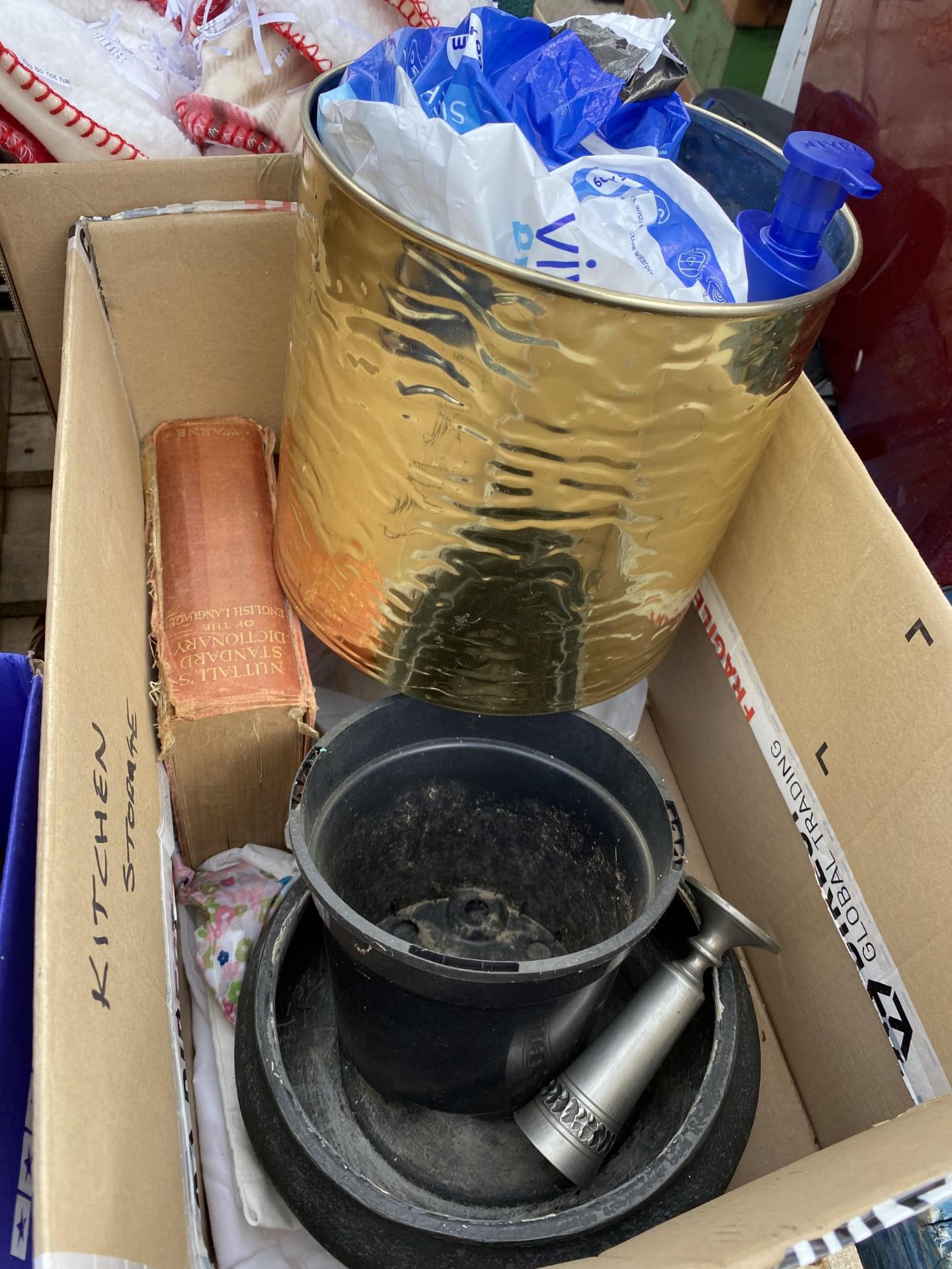 AN ASSORTMENT OF HOUSEHOLD CLEARANCE ITEMS TO INCLUDE CERAMICS - Image 2 of 5