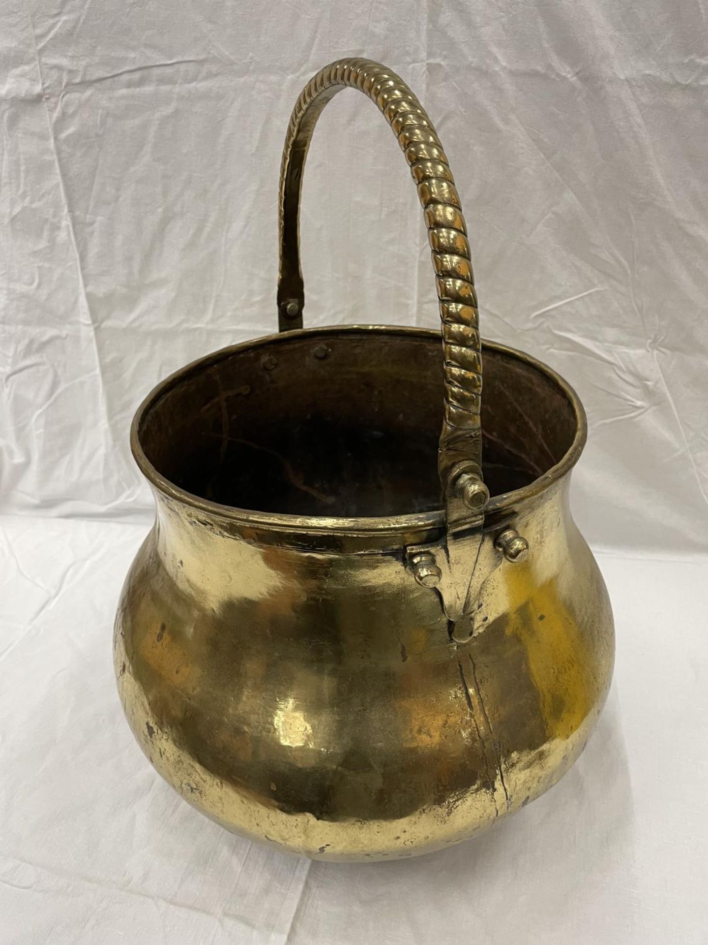 A VERY LARGE BRASS CAULDRON WITH THREE BALL FEET AND A ROPE DESIGN, HANDLE HEIGHT 43CM - Image 2 of 6