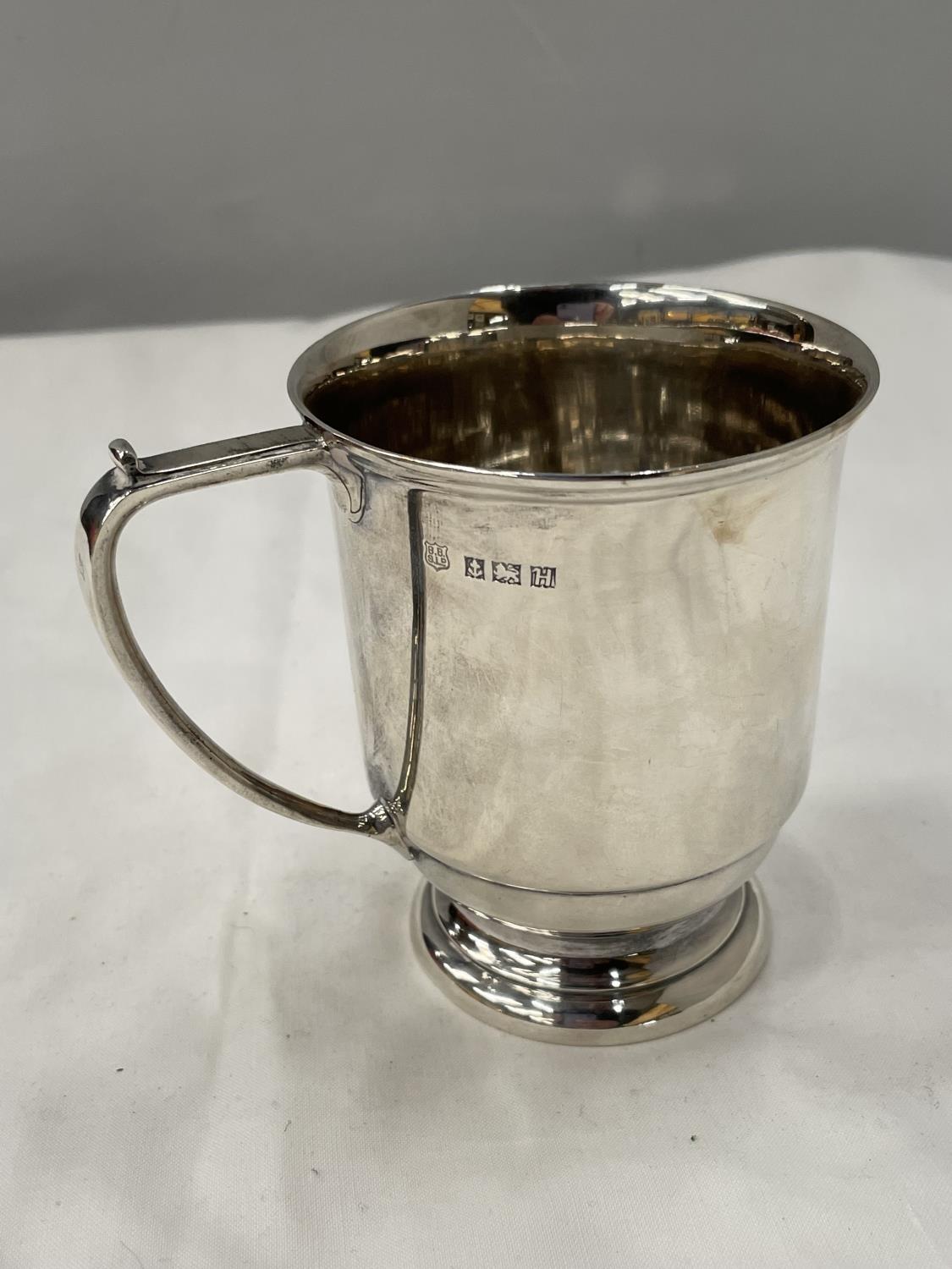 A HALLMARKED BIRMINGHAM SILVER TANKARD ENGRAVED GROSS WEIGHT 158 GRAMS - Image 2 of 5