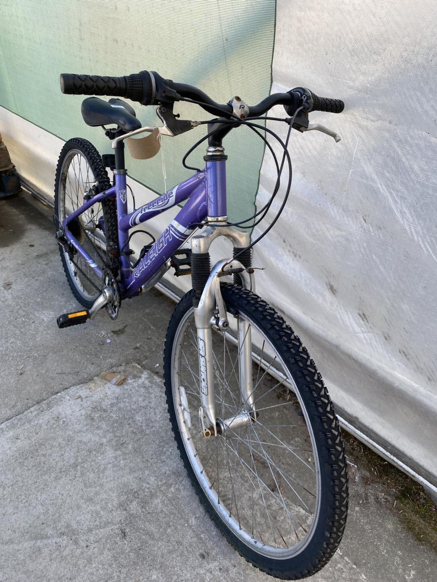 A LADIES RALEIGH FREERIDE BIKE WITH FRONT SUSPENSION AND 18 SPEED GEAR SYSTEM - Image 3 of 3