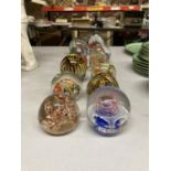 A COLLECTION OF GLASS PAPERWEIGHTS TO INCLUDE ISLE OF WIGHT GLASS