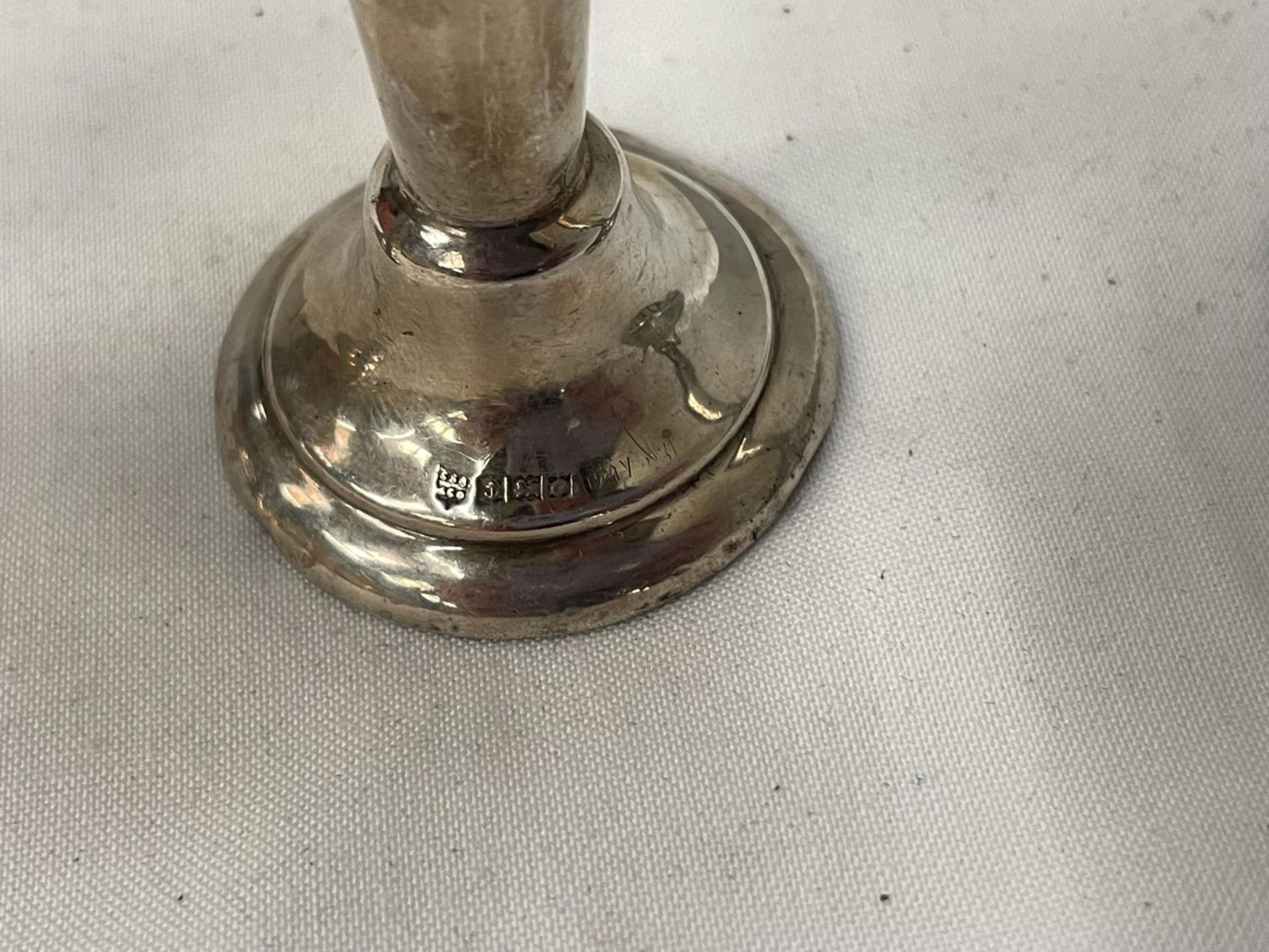 THREE HALMARKED BIRMINGHAM SILVER ITEMS TO INCLUDE A CANDLESTICK AND A PAIR OF BUD VASES - Image 5 of 6