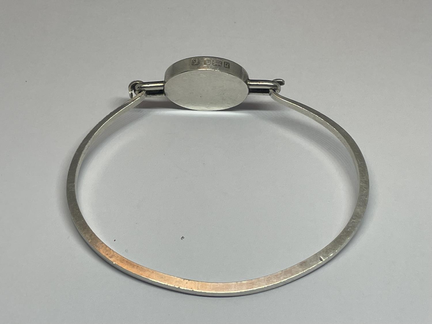 A HALLMARKED SHEFFIELD SILVER BANGLE WITH A BLUE JOHN STONE - Image 3 of 4