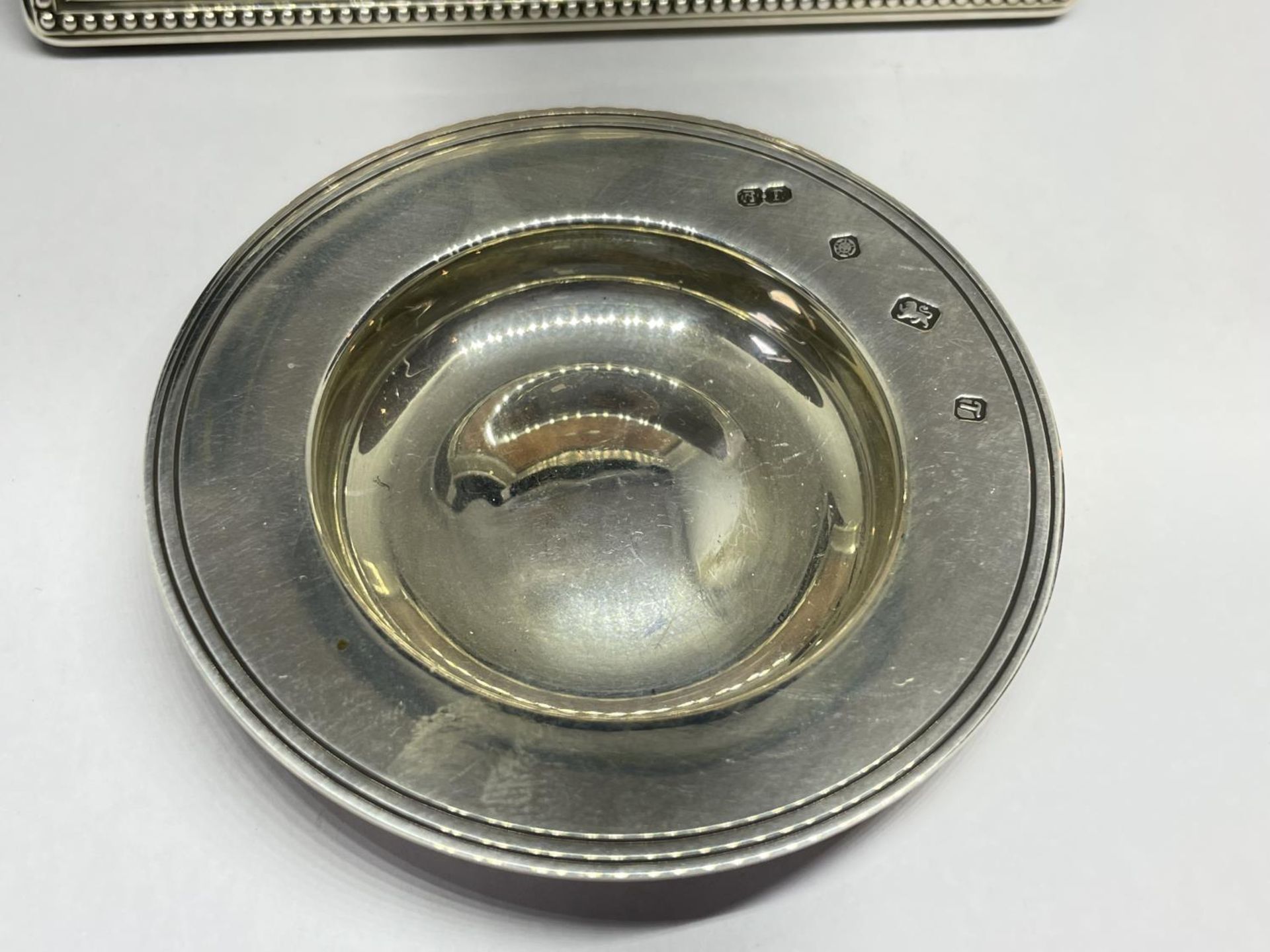 A HALLMARKED SHEFFIELD PIN DISH GROSS WEIGHT 40.5 GRAMS AND A MARKED 925 SILVER PHOTOGRAPH FRAME - Image 2 of 4