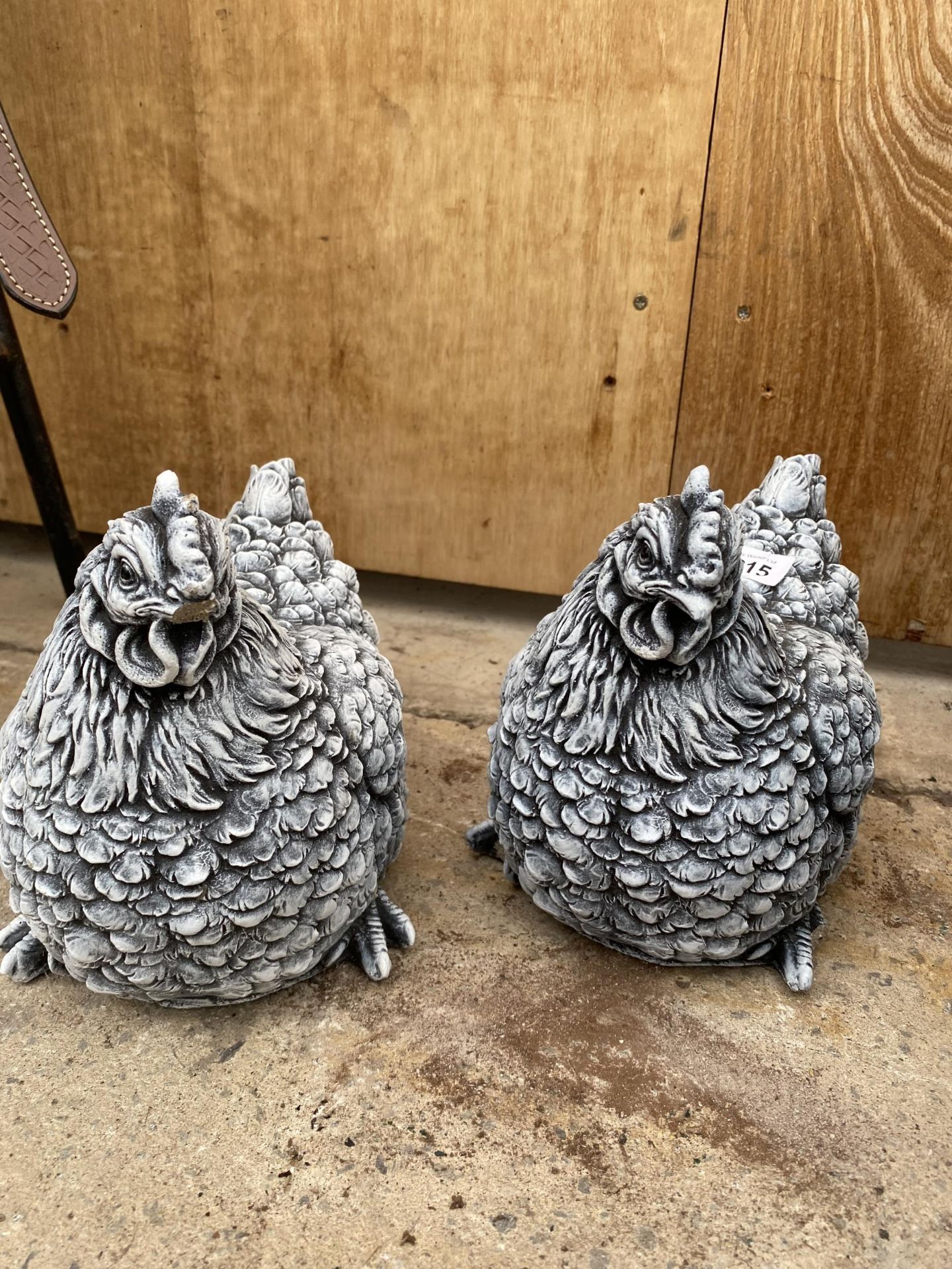 A PAIR OF DECORATIVE GARDEN PEKIN HEN ORNAMENTS - Image 3 of 5