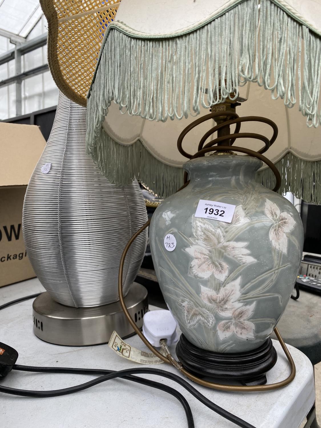 A DECORATIVE VASE AND A TABLE LAMP - Image 2 of 3