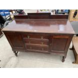 AN EARLY 20TH CENTURY OAK SIDEBOARD WITH RAISED BACK ENCLOSING THREE DRAWERS AND TWO CUPBOARDS,