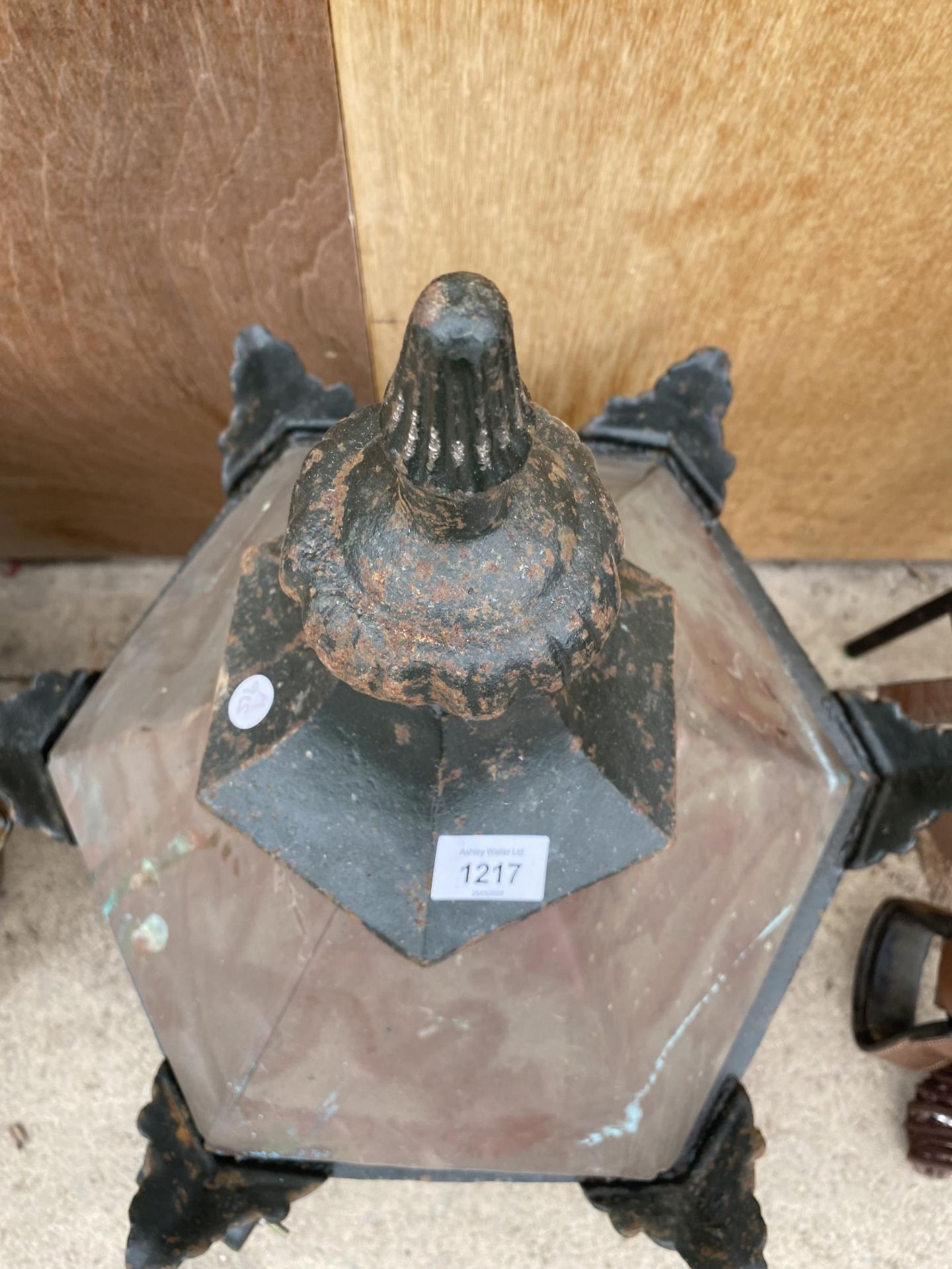 A LARGE VINTAGE CAST IRON OUTSIDE LANTERN WITH BRACKET - Image 6 of 6