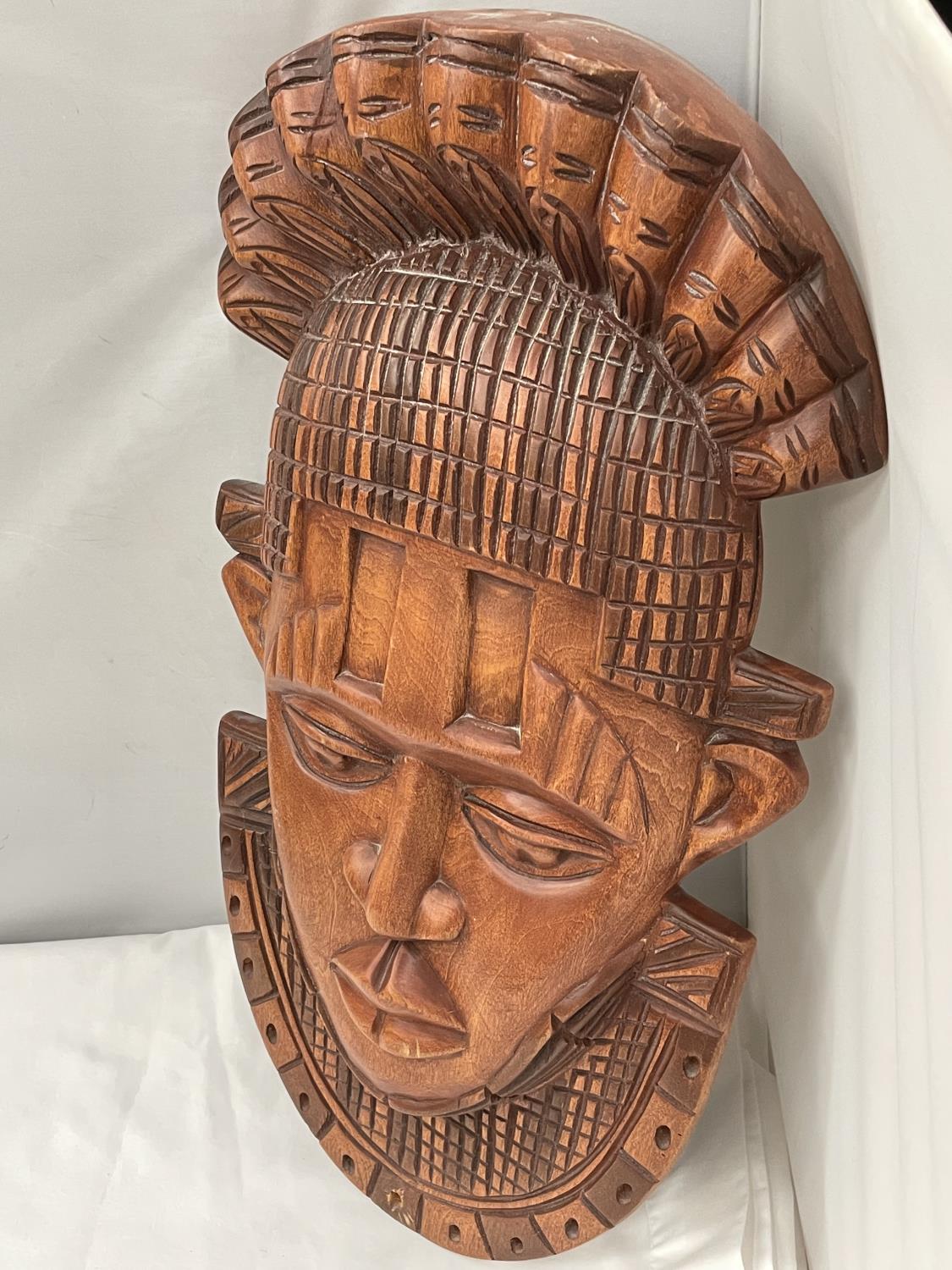 A LARGE CARVED TRIBAL MASK LENGTH 56CM - Image 3 of 3