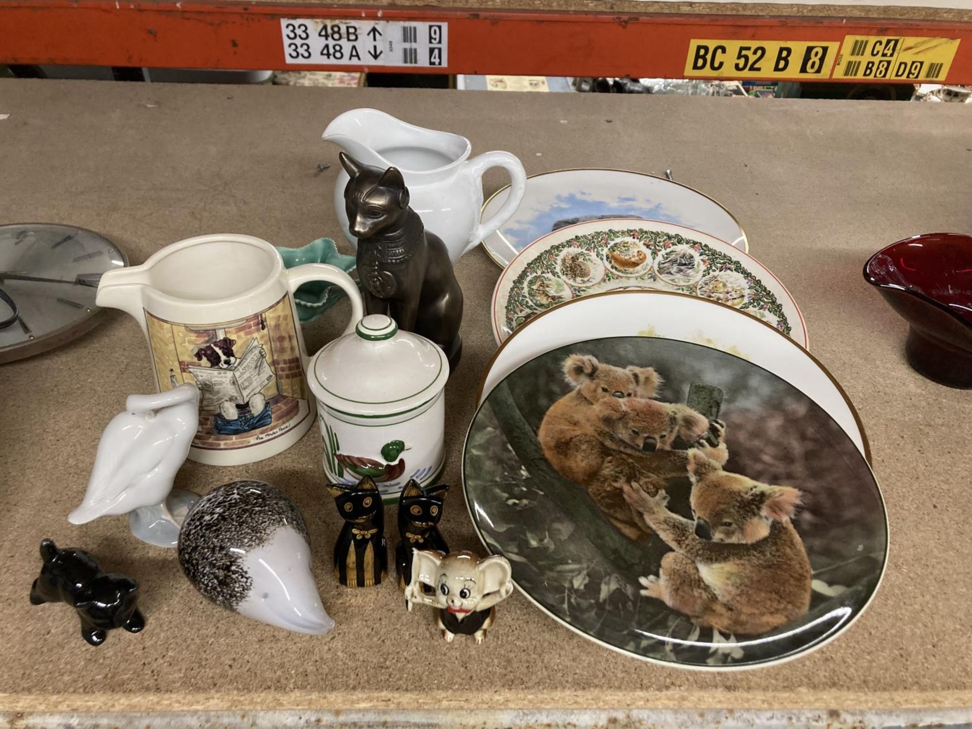 A COLLECTION OF ITEMS TO INCLUDE CABINET PLATES, ANIMAL FIGURINES, A LLADRO GOOSE, JUGS, ETC