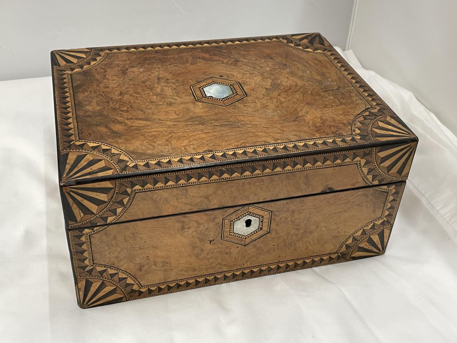 A MAHOGANY BOX WITH BURR WALNUT VENEER, INLAY AND MOTHER OF PEARL DECORATION 29CM X 22CM X 14CM