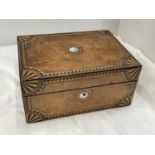 A MAHOGANY BOX WITH BURR WALNUT VENEER, INLAY AND MOTHER OF PEARL DECORATION 29CM X 22CM X 14CM
