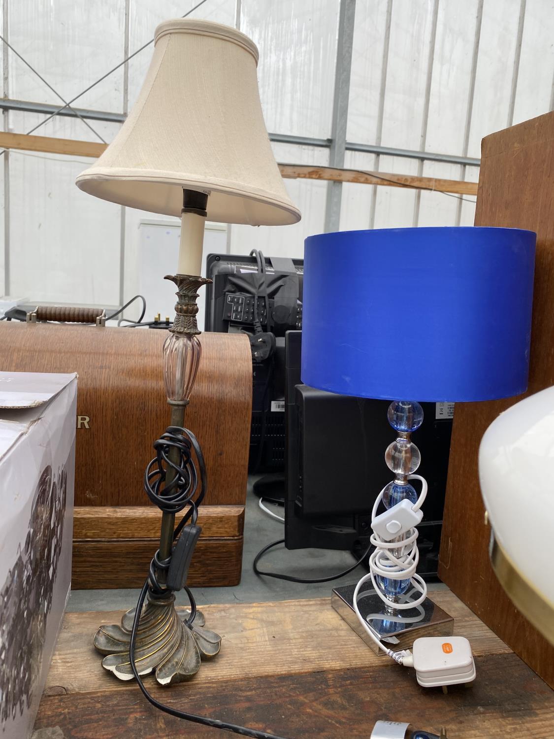 AN ASSORTMENT OF TABLE LAMPS AND LIGHT FITTINGS - Image 2 of 3