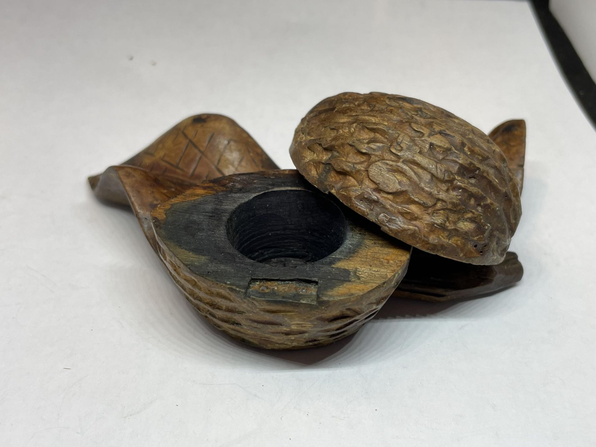 A CARVED WOODEN NUT AND LEAF INKWELL - Image 4 of 4