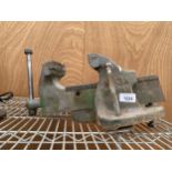 A LARGE VINTAGE MADE IN ENGLAND NO.3A BENCH VICE