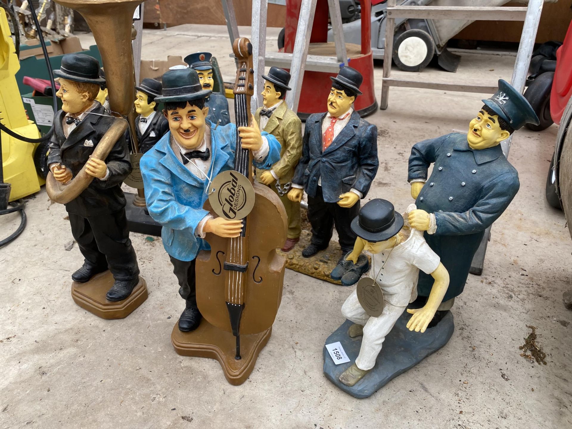 AN ASSORTMENT OF RESIN FIGURES TO INCLUDE LAUREL AND HARDY ETC - Image 2 of 5